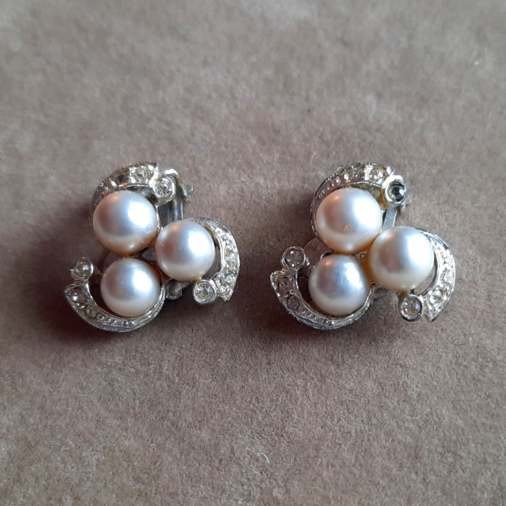 Vintage Bergère Faux Pearl Clip On Earrings